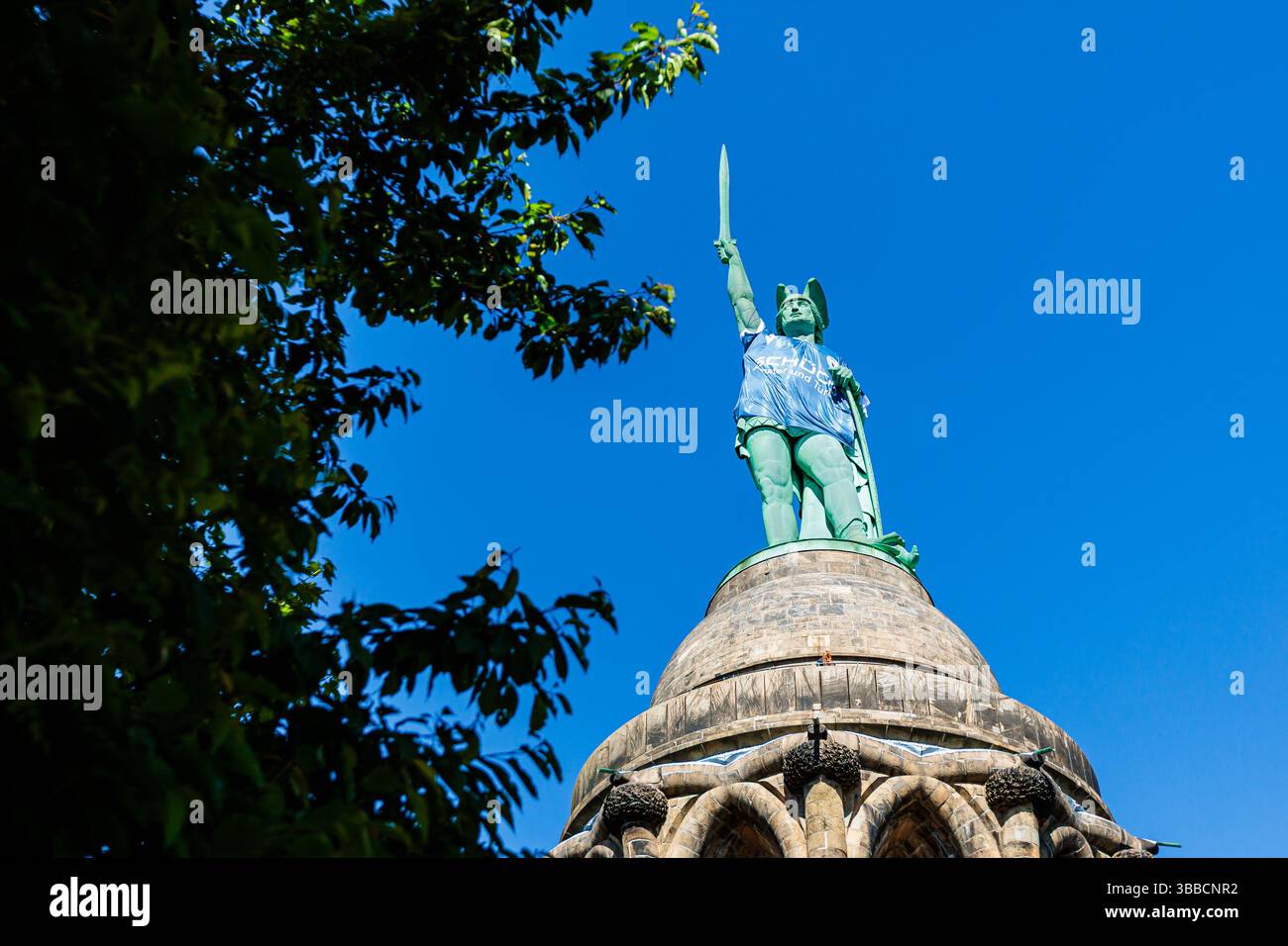 Detmold, Germania. 15 maggio 2025. DAS Hermannsdenkmal in Detmold (Ostwestfalfen-Lippe) wurde im Zuge der Teilnahme des DSC Arminia Bielefeld am finale des DFB-Pokals in ein Arminia Trikot gekleidet, iniitiiert von firma Schueco (Bielefeld) GER, Hermannsdenkmal im Trikot des Arminia Bielefeld, Fussal-Fotofefeld, 2024 2025/Spalitaldner, FozaldFinger-15.05.2025/Spaldner, Fozamb-Fozindzkmal Foto Stock