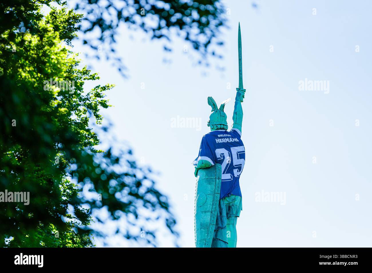 Detmold, Germania. 15 maggio 2025. DAS Hermannsdenkmal in Detmold (Ostwestfalfen-Lippe) wurde im Zuge der Teilnahme des DSC Arminia Bielefeld am finale des DFB-Pokals in ein Arminia Trikot gekleidet, iniitiiert von firma Schueco (Bielefeld) GER, Hermannsdenkmal im Trikot des Arminia Bielefeld, Fussal-Fotofefeld, 2024 2025/Spalitaldner, FozaldFinger-15.05.2025/Spaldner, Fozamb-Fozindzkmal Foto Stock