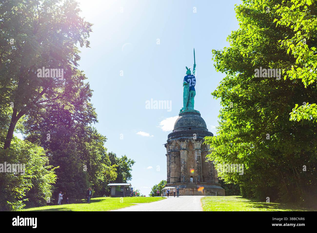 Detmold, Germania. 15 maggio 2025. DAS Hermannsdenkmal in Detmold (Ostwestfalfen-Lippe) wurde im Zuge der Teilnahme des DSC Arminia Bielefeld am finale des DFB-Pokals in ein Arminia Trikot gekleidet, iniitiiert von firma Schueco (Bielefeld) GER, Hermannsdenkmal im Trikot des Arminia Bielefeld, Fussal-Fotofefeld, 2024 2025/Spalitaldner, FozaldFinger-15.05.2025/Spaldner, Fozamb-Fozindzkmal Foto Stock