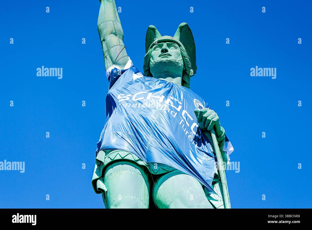 Detmold, Germania. 15 maggio 2025. DAS Hermannsdenkmal in Detmold (Ostwestfalfen-Lippe) wurde im Zuge der Teilnahme des DSC Arminia Bielefeld am finale des DFB-Pokals in ein Arminia Trikot gekleidet, iniitiiert von firma Schueco (Bielefeld) GER, Hermannsdenkmal im Trikot des Arminia Bielefeld, Fussal-Fotofefeld, 2024 2025/Spalitaldner, FozaldFinger-15.05.2025/Spaldner, Fozamb-Fozindzkmal Foto Stock