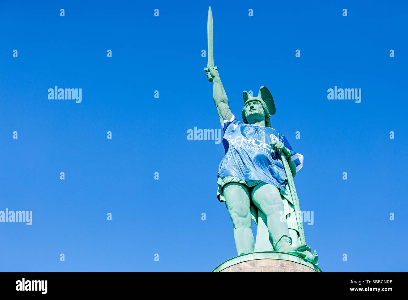 Detmold, Germania. 15 maggio 2025. DAS Hermannsdenkmal in Detmold (Ostwestfalfen-Lippe) wurde im Zuge der Teilnahme des DSC Arminia Bielefeld am finale des DFB-Pokals in ein Arminia Trikot gekleidet, iniitiiert von firma Schueco (Bielefeld) GER, Hermannsdenkmal im Trikot des Arminia Bielefeld, Fussal-Fotofefeld, 2024 2025/Spalitaldner, FozaldFinger-15.05.2025/Spaldner, Fozamb-Fozindzkmal Foto Stock
