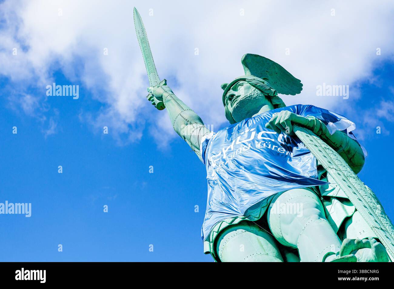 Detmold, Germania. 15 maggio 2025. DAS Hermannsdenkmal in Detmold (Ostwestfalfen-Lippe) wurde im Zuge der Teilnahme des DSC Arminia Bielefeld am finale des DFB-Pokals in ein Arminia Trikot gekleidet, iniitiiert von firma Schueco (Bielefeld) GER, Hermannsdenkmal im Trikot des Arminia Bielefeld, Fussal-Fotofefeld, 2024 2025/Spalitaldner, FozaldFinger-15.05.2025/Spaldner, Fozamb-Fozindzkmal Foto Stock