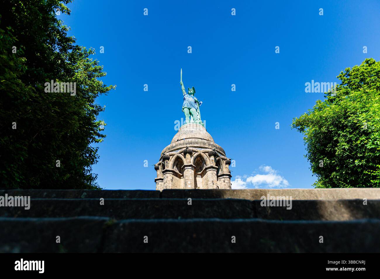 Detmold, Germania. 15 maggio 2025. DAS Hermannsdenkmal in Detmold (Ostwestfalfen-Lippe) wurde im Zuge der Teilnahme des DSC Arminia Bielefeld am finale des DFB-Pokals in ein Arminia Trikot gekleidet, iniitiiert von firma Schueco (Bielefeld) GER, Hermannsdenkmal im Trikot des Arminia Bielefeld, Fussal-Fotofefeld, 2024 2025/Spalitaldner, FozaldFinger-15.05.2025/Spaldner, Fozamb-Fozindzkmal Foto Stock