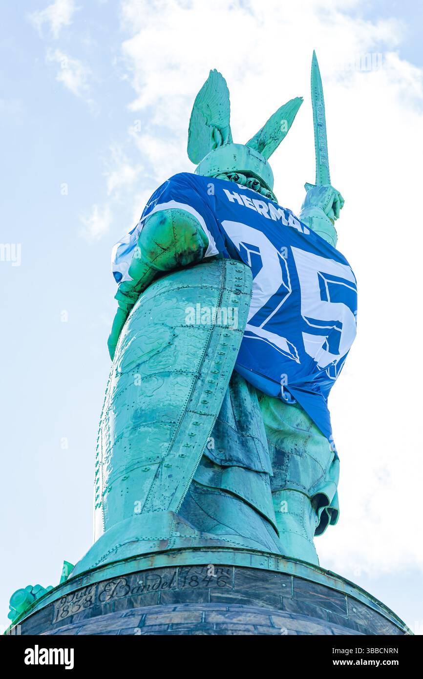 Detmold, Germania. 15 maggio 2025. DAS Hermannsdenkmal in Detmold (Ostwestfalfen-Lippe) wurde im Zuge der Teilnahme des DSC Arminia Bielefeld am finale des DFB-Pokals in ein Arminia Trikot gekleidet, iniitiiert von firma Schueco (Bielefeld) GER, Hermannsdenkmal im Trikot des Arminia Bielefeld, Fussal-Fotofefeld, 2024 2025/Spalitaldner, FozaldFinger-15.05.2025/Spaldner, Fozamb-Fozindzkmal Foto Stock