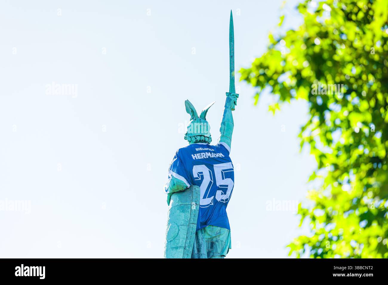 Detmold, Germania. 15 maggio 2025. DAS Hermannsdenkmal in Detmold (Ostwestfalfen-Lippe) wurde im Zuge der Teilnahme des DSC Arminia Bielefeld am finale des DFB-Pokals in ein Arminia Trikot gekleidet, iniitiiert von firma Schueco (Bielefeld) GER, Hermannsdenkmal im Trikot des Arminia Bielefeld, Fussal-Fotofefeld, 2024 2025/Spalitaldner, FozaldFinger-15.05.2025/Spaldner, Fozamb-Fozindzkmal Foto Stock