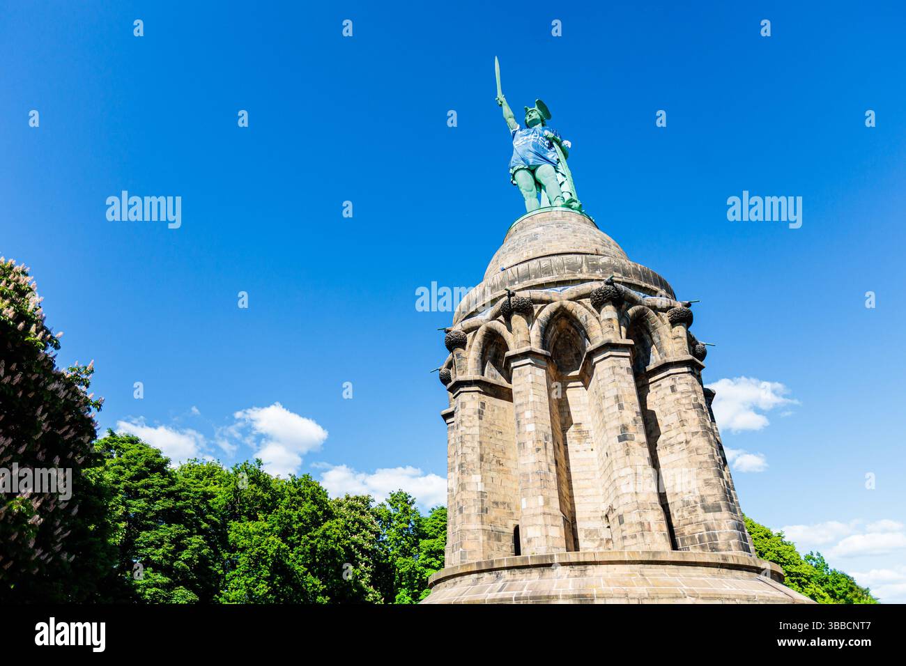 Detmold, Germania. 15 maggio 2025. DAS Hermannsdenkmal in Detmold (Ostwestfalfen-Lippe) wurde im Zuge der Teilnahme des DSC Arminia Bielefeld am finale des DFB-Pokals in ein Arminia Trikot gekleidet, iniitiiert von firma Schueco (Bielefeld) GER, Hermannsdenkmal im Trikot des Arminia Bielefeld, Fussal-Fotofefeld, 2024 2025/Spalitaldner, FozaldFinger-15.05.2025/Spaldner, Fozamb-Fozindzkmal Foto Stock