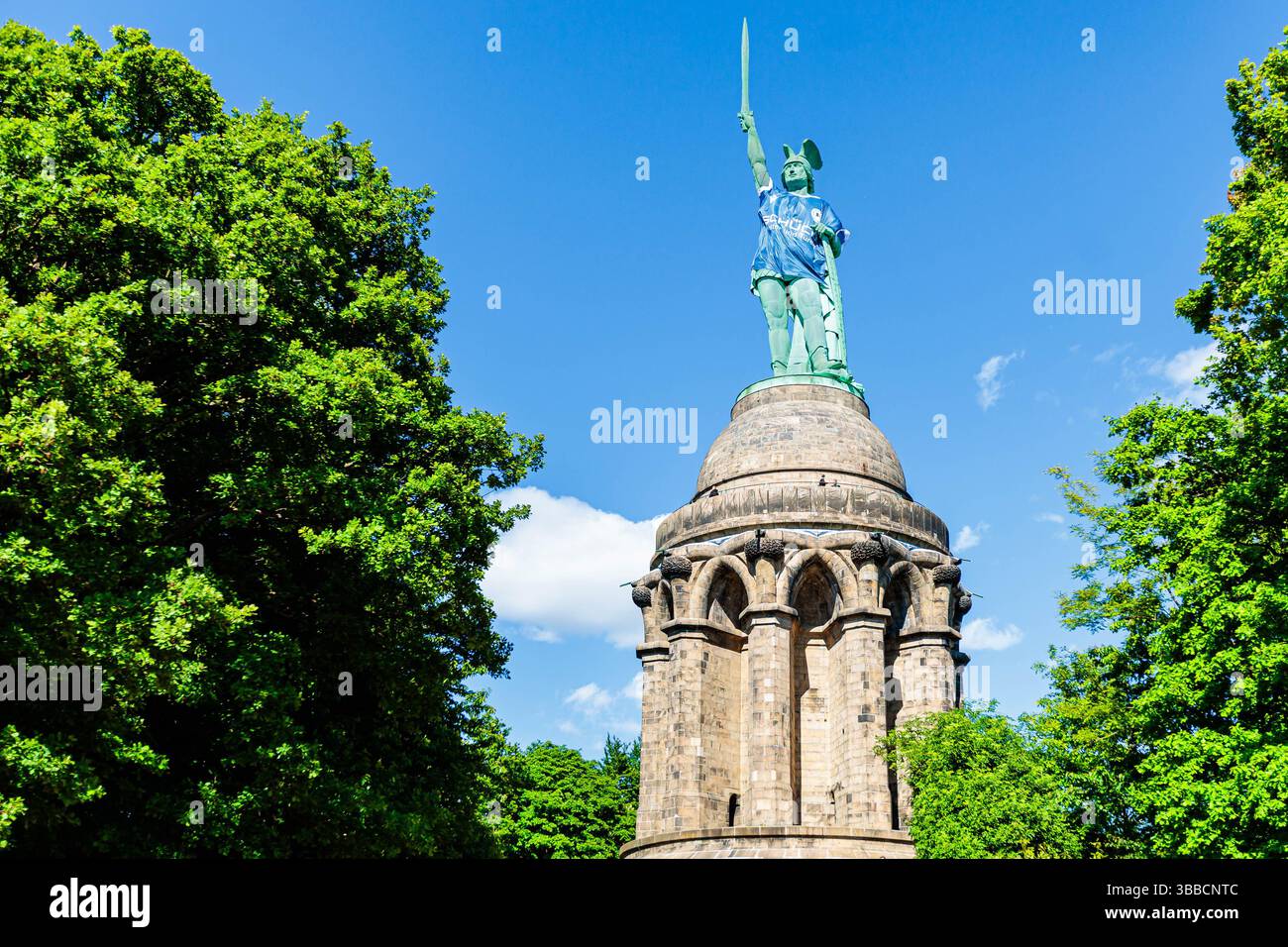 Detmold, Germania. 15 maggio 2025. DAS Hermannsdenkmal in Detmold (Ostwestfalfen-Lippe) wurde im Zuge der Teilnahme des DSC Arminia Bielefeld am finale des DFB-Pokals in ein Arminia Trikot gekleidet, iniitiiert von firma Schueco (Bielefeld) GER, Hermannsdenkmal im Trikot des Arminia Bielefeld, Fussal-Fotofefeld, 2024 2025/Spalitaldner, FozaldFinger-15.05.2025/Spaldner, Fozamb-Fozindzkmal Foto Stock