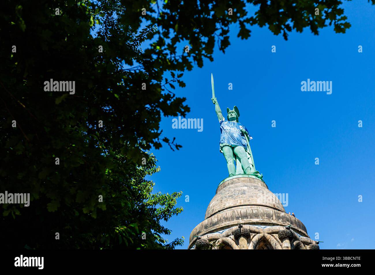 Detmold, Germania. 15 maggio 2025. DAS Hermannsdenkmal in Detmold (Ostwestfalfen-Lippe) wurde im Zuge der Teilnahme des DSC Arminia Bielefeld am finale des DFB-Pokals in ein Arminia Trikot gekleidet, iniitiiert von firma Schueco (Bielefeld) GER, Hermannsdenkmal im Trikot des Arminia Bielefeld, Fussal-Fotofefeld, 2024 2025/Spalitaldner, FozaldFinger-15.05.2025/Spaldner, Fozamb-Fozindzkmal Foto Stock