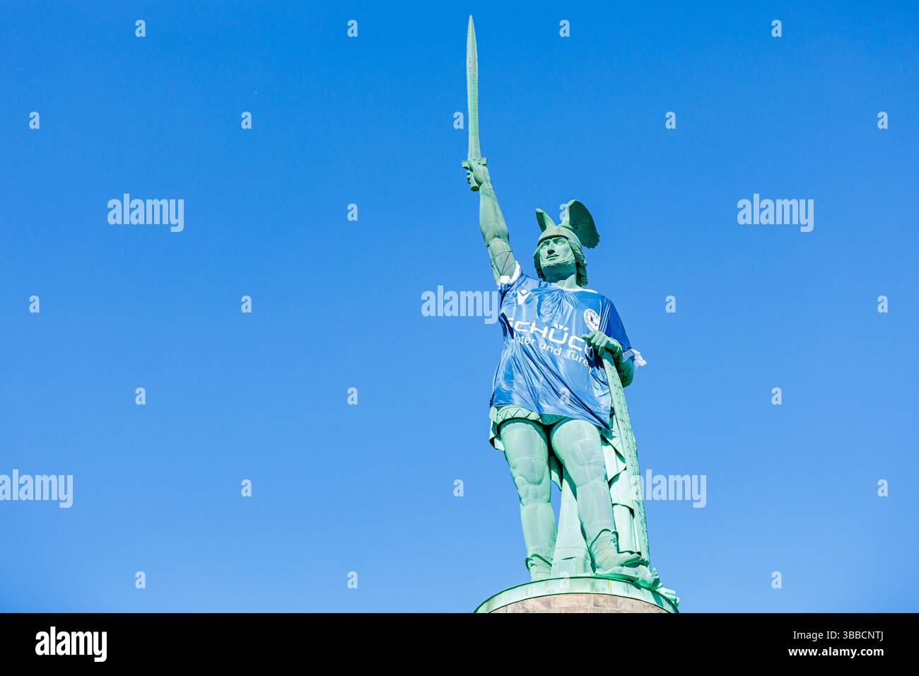 Detmold, Germania. 15 maggio 2025. DAS Hermannsdenkmal in Detmold (Ostwestfalfen-Lippe) wurde im Zuge der Teilnahme des DSC Arminia Bielefeld am finale des DFB-Pokals in ein Arminia Trikot gekleidet, iniitiiert von firma Schueco (Bielefeld) GER, Hermannsdenkmal im Trikot des Arminia Bielefeld, Fussal-Fotofefeld, 2024 2025/Spalitaldner, FozaldFinger-15.05.2025/Spaldner, Fozamb-Fozindzkmal Foto Stock