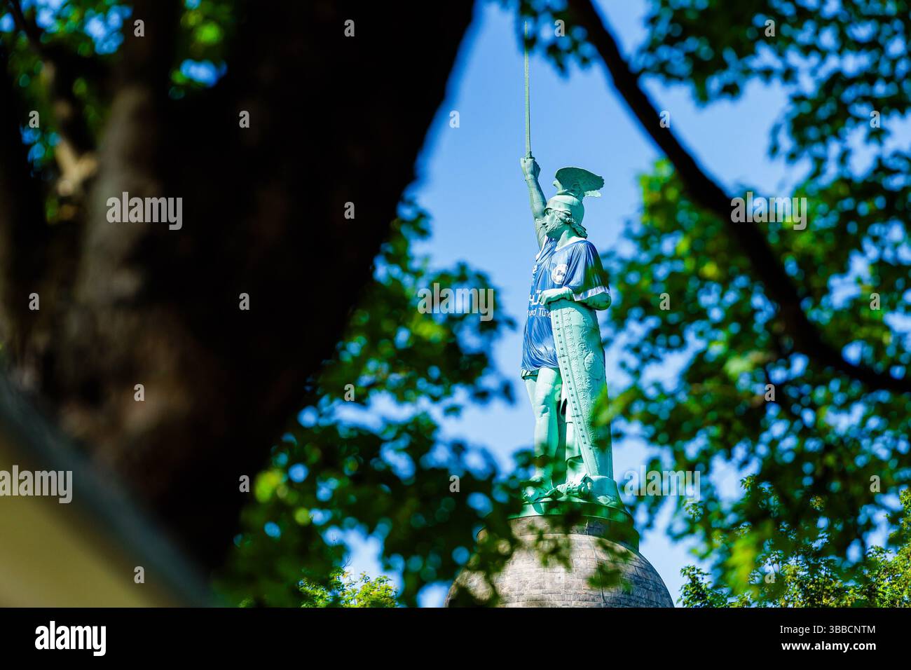 Detmold, Germania. 15 maggio 2025. DAS Hermannsdenkmal in Detmold (Ostwestfalfen-Lippe) wurde im Zuge der Teilnahme des DSC Arminia Bielefeld am finale des DFB-Pokals in ein Arminia Trikot gekleidet, iniitiiert von firma Schueco (Bielefeld) GER, Hermannsdenkmal im Trikot des Arminia Bielefeld, Fussal-Fotofefeld, 2024 2025/Spalitaldner, FozaldFinger-15.05.2025/Spaldner, Fozamb-Fozindzkmal Foto Stock