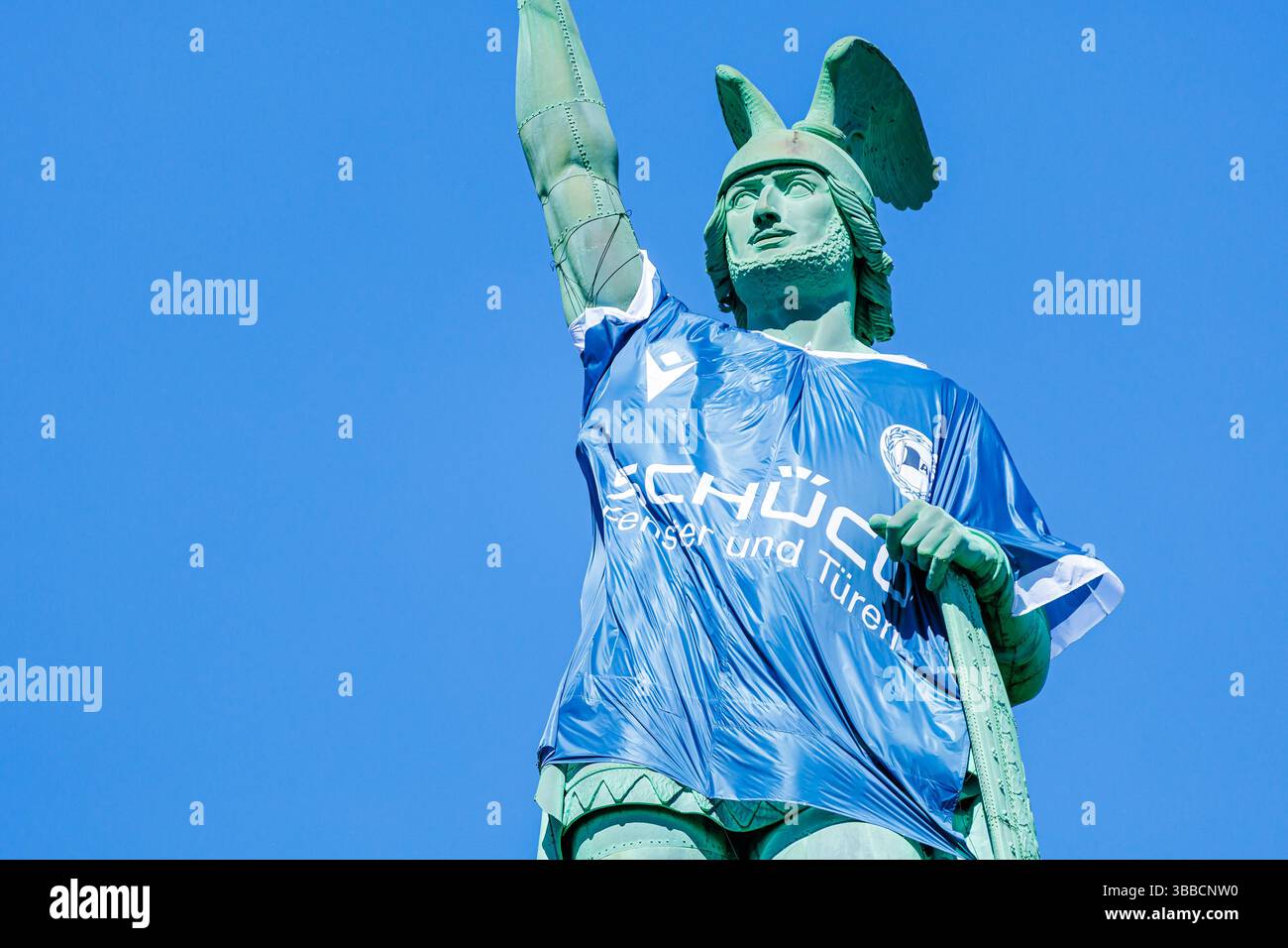 Detmold, Germania. 15 maggio 2025. DAS Hermannsdenkmal in Detmold (Ostwestfalfen-Lippe) wurde im Zuge der Teilnahme des DSC Arminia Bielefeld am finale des DFB-Pokals in ein Arminia Trikot gekleidet, iniitiiert von firma Schueco (Bielefeld) GER, Hermannsdenkmal im Trikot des Arminia Bielefeld, Fussal-Fotofefeld, 2024 2025/Spalitaldner, FozaldFinger-15.05.2025/Spaldner, Fozamb-Fozindzkmal Foto Stock