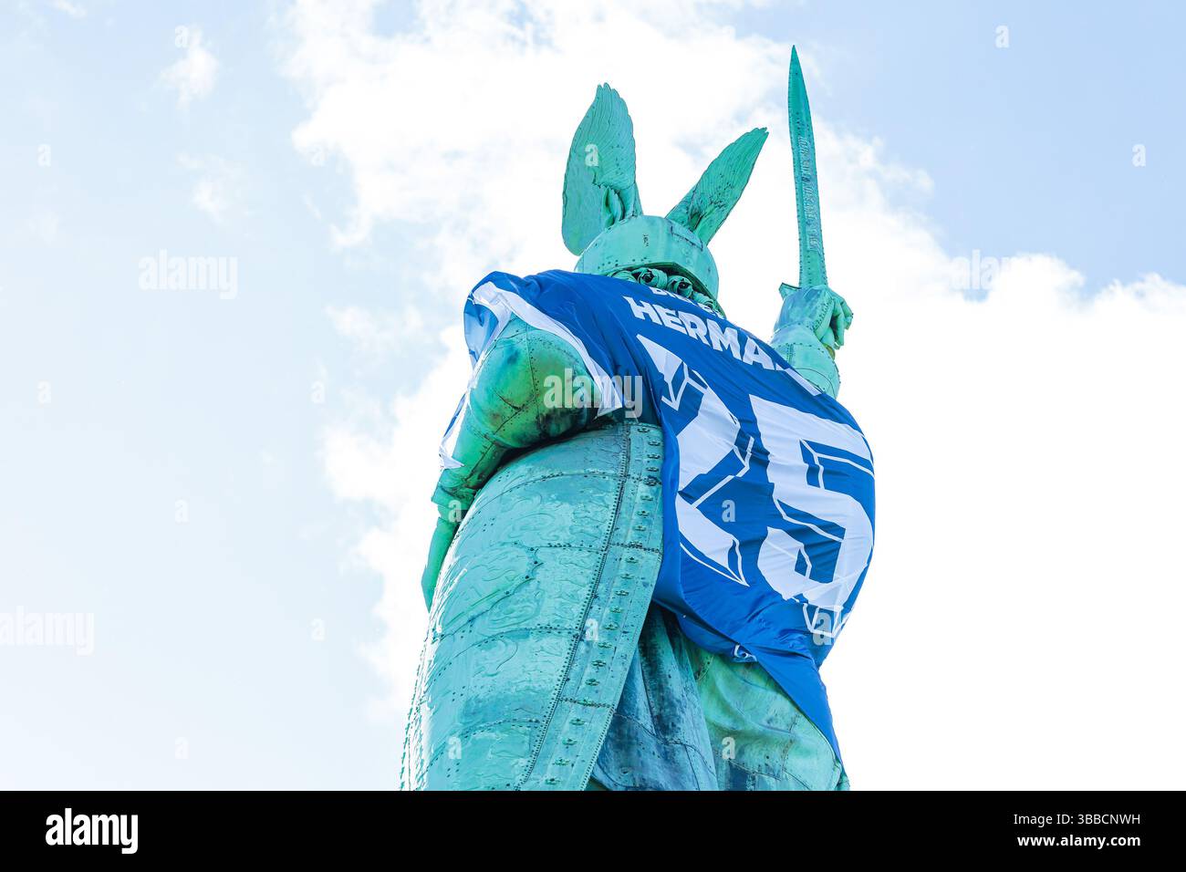Detmold, Germania. 15 maggio 2025. DAS Hermannsdenkmal in Detmold (Ostwestfalfen-Lippe) wurde im Zuge der Teilnahme des DSC Arminia Bielefeld am finale des DFB-Pokals in ein Arminia Trikot gekleidet, iniitiiert von firma Schueco (Bielefeld) GER, Hermannsdenkmal im Trikot des Arminia Bielefeld, Fussal-Fotofefeld, 2024 2025/Spalitaldner, FozaldFinger-15.05.2025/Spaldner, Fozamb-Fozindzkmal Foto Stock