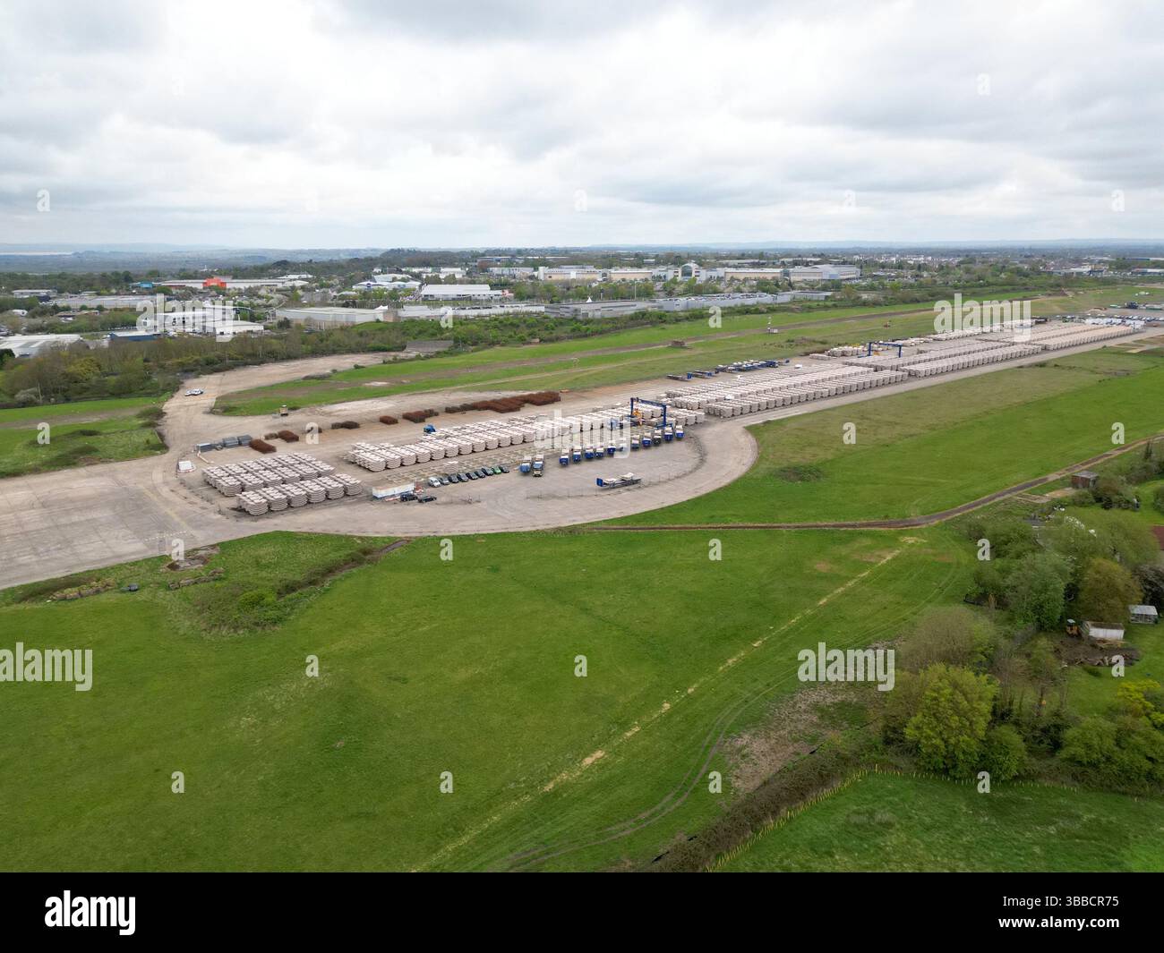 Sezioni di tunnel in cemento per la centrale nucleare di Hinkley Point nell'ex aeroporto di Filton, Bristol, ora un importante progetto di riqualificazione, aprile 2025 Foto Stock