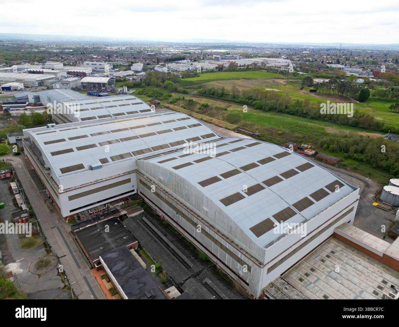 Gli hangar degli aerei Bristol Brabazon in disuso presso l'ex aeroporto di Filton, Bristol, ora in fase di riqualificazione in una sede di musica e mostra, aprile 2025 Foto Stock