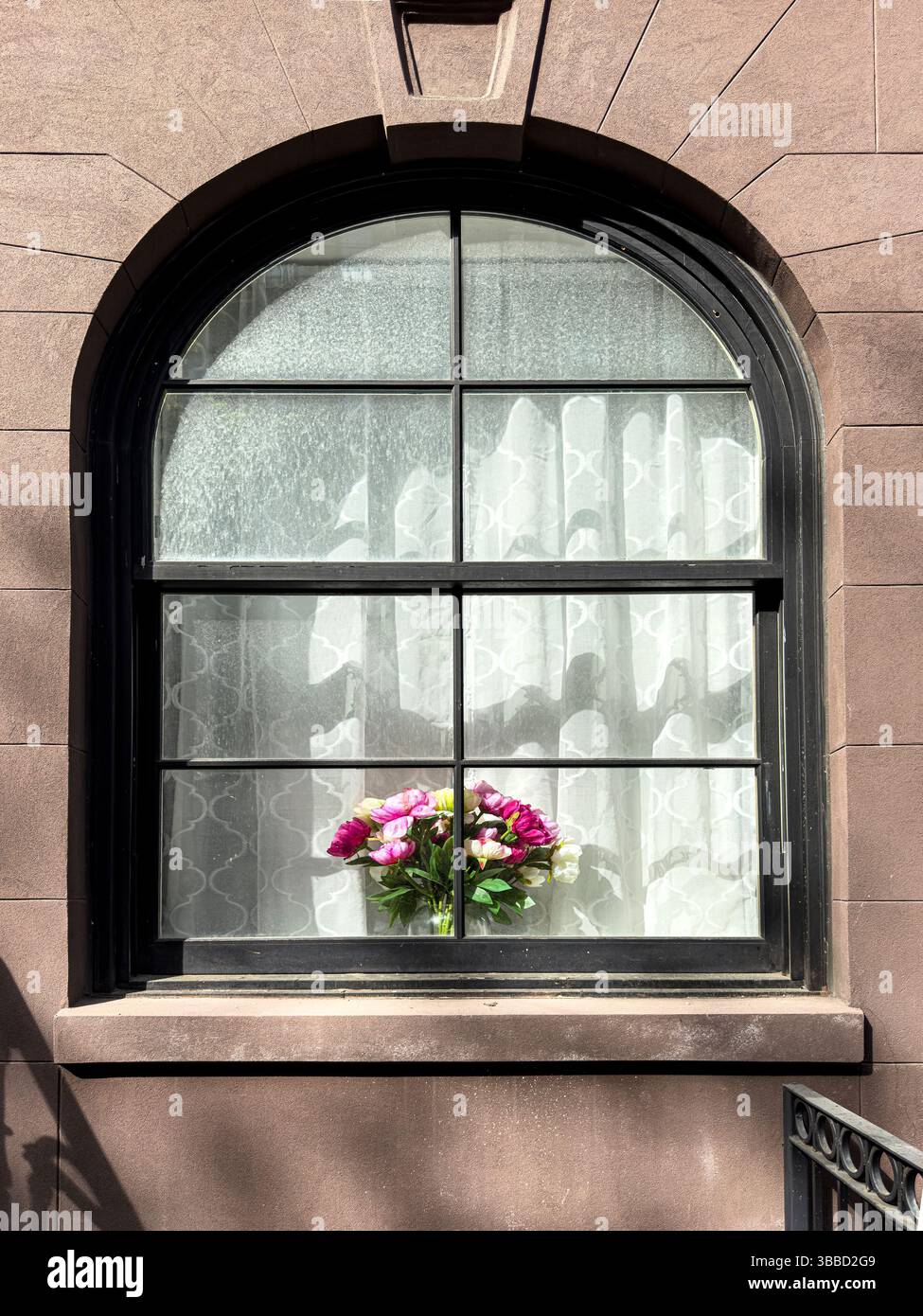 Disposizione floreale sul davanzale della finestra ad arco dell'appartamento residentail, vista dal marciapiede, New York City, New York, USA Foto Stock