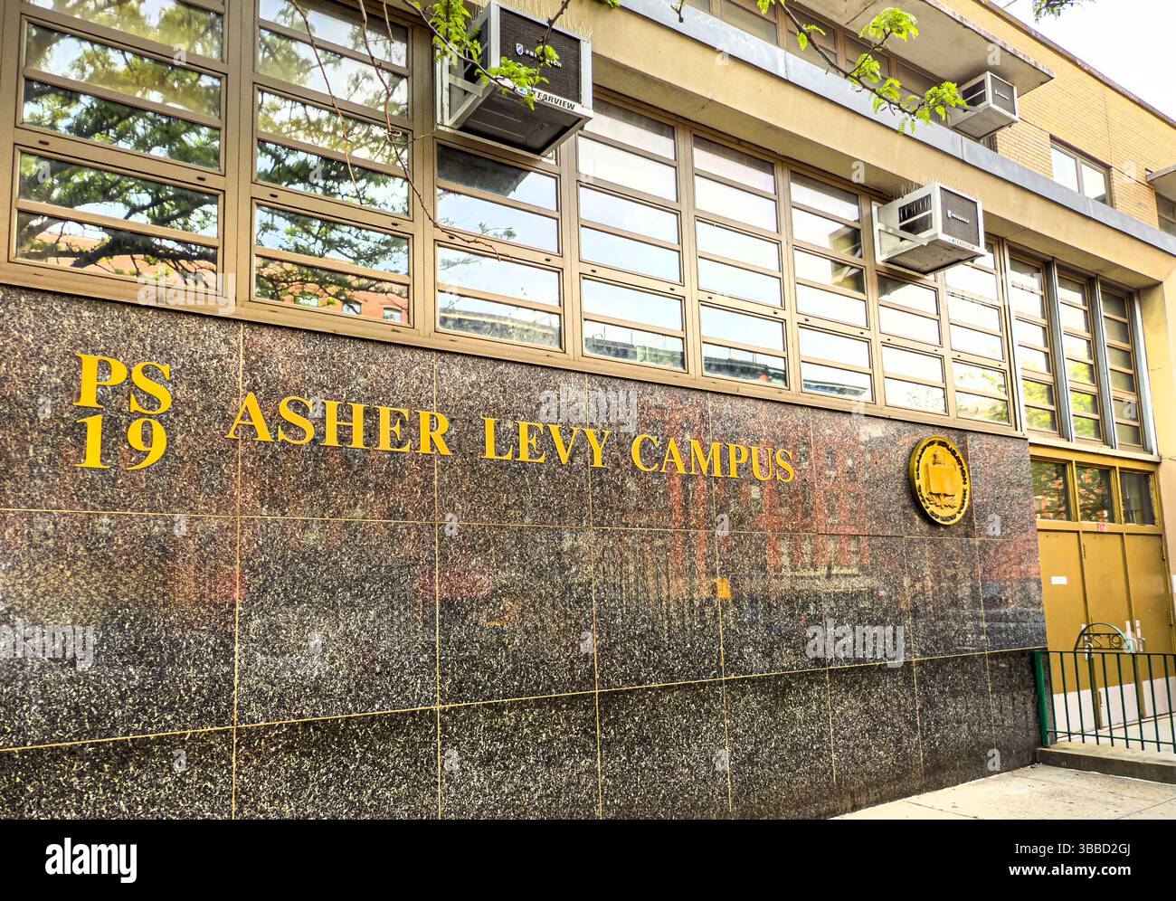 PS 19 Asher Levy Campus, esterno dell'edificio, 1st Avenue, New York City, New York, STATI UNITI Foto Stock