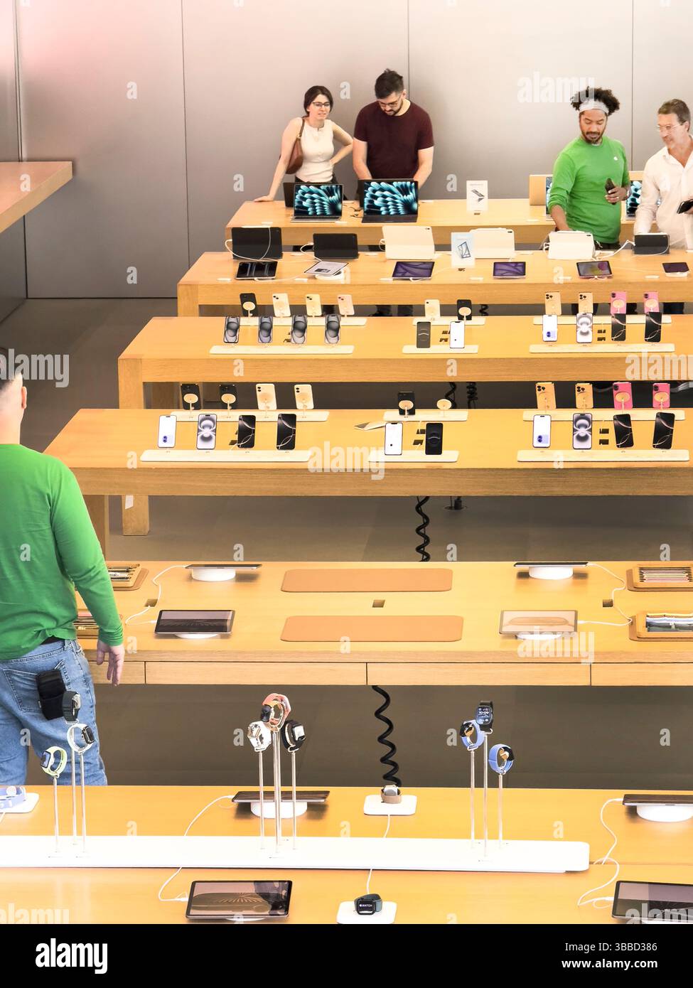 Clienti che fanno acquisti nell'Apple Store, West 14th Street, New York City, New York, Stati Uniti Foto Stock