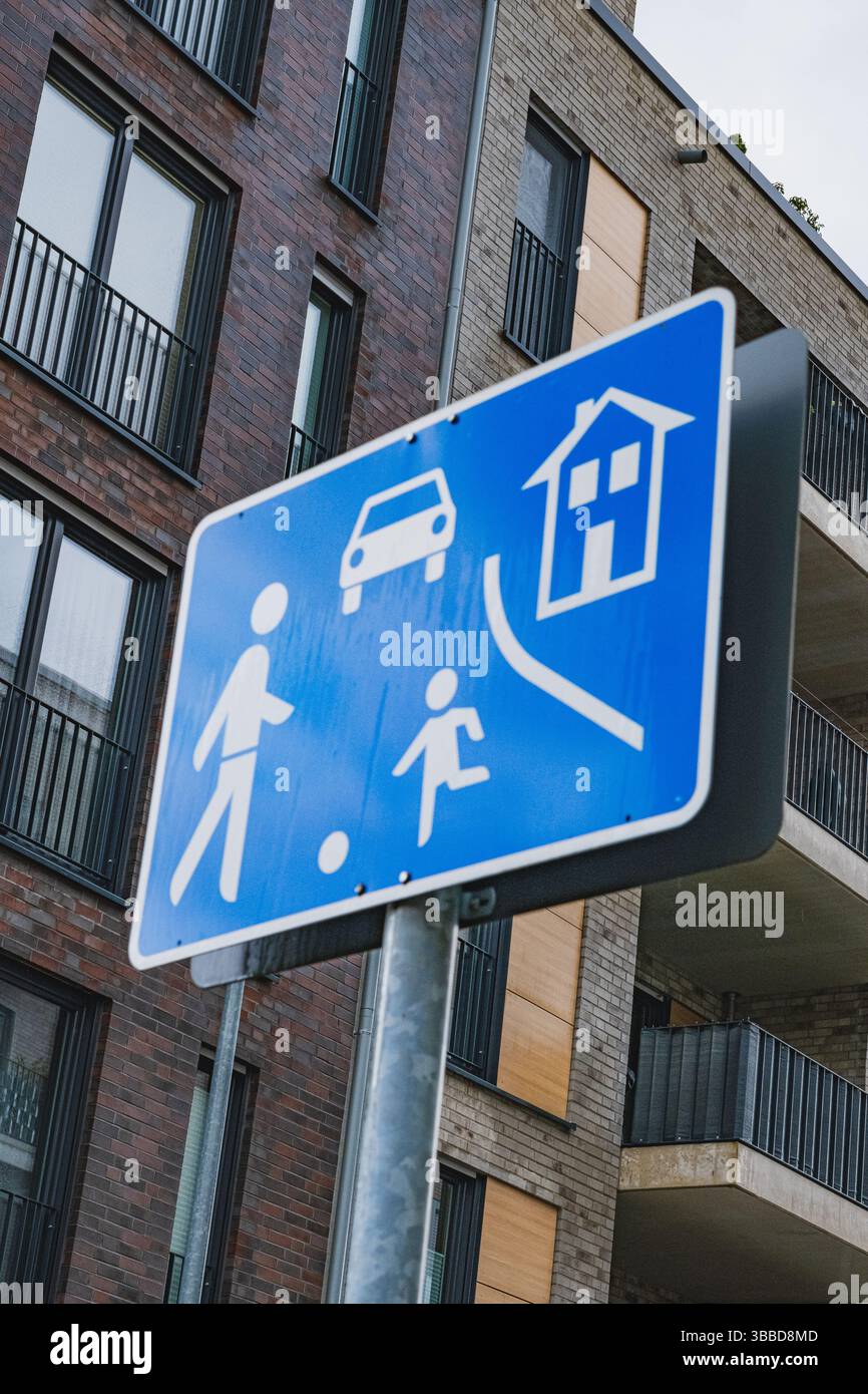 Cartello di zona abitabile con edifici residenziali sullo sfondo Foto Stock