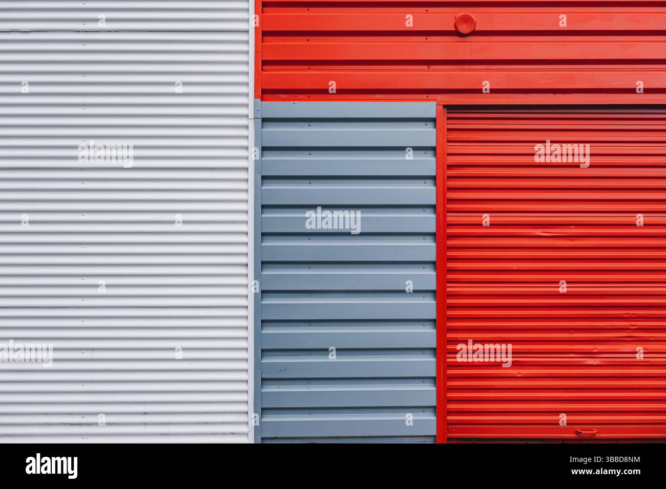 Combinazione di pareti metalliche rosse, grigie e bianche Foto Stock