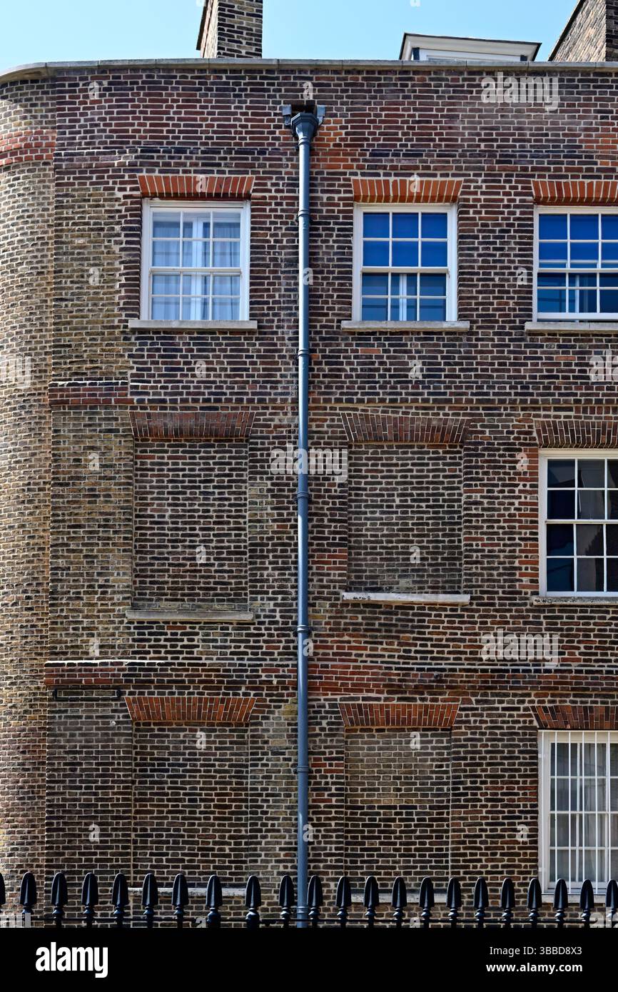 LONDRA Regno Unito - 30 APRILE 2025: Edificio georgiano con finestre in mattoni a causa dell'imposizione della tassa sulle finestre nel 18C. Foto Stock