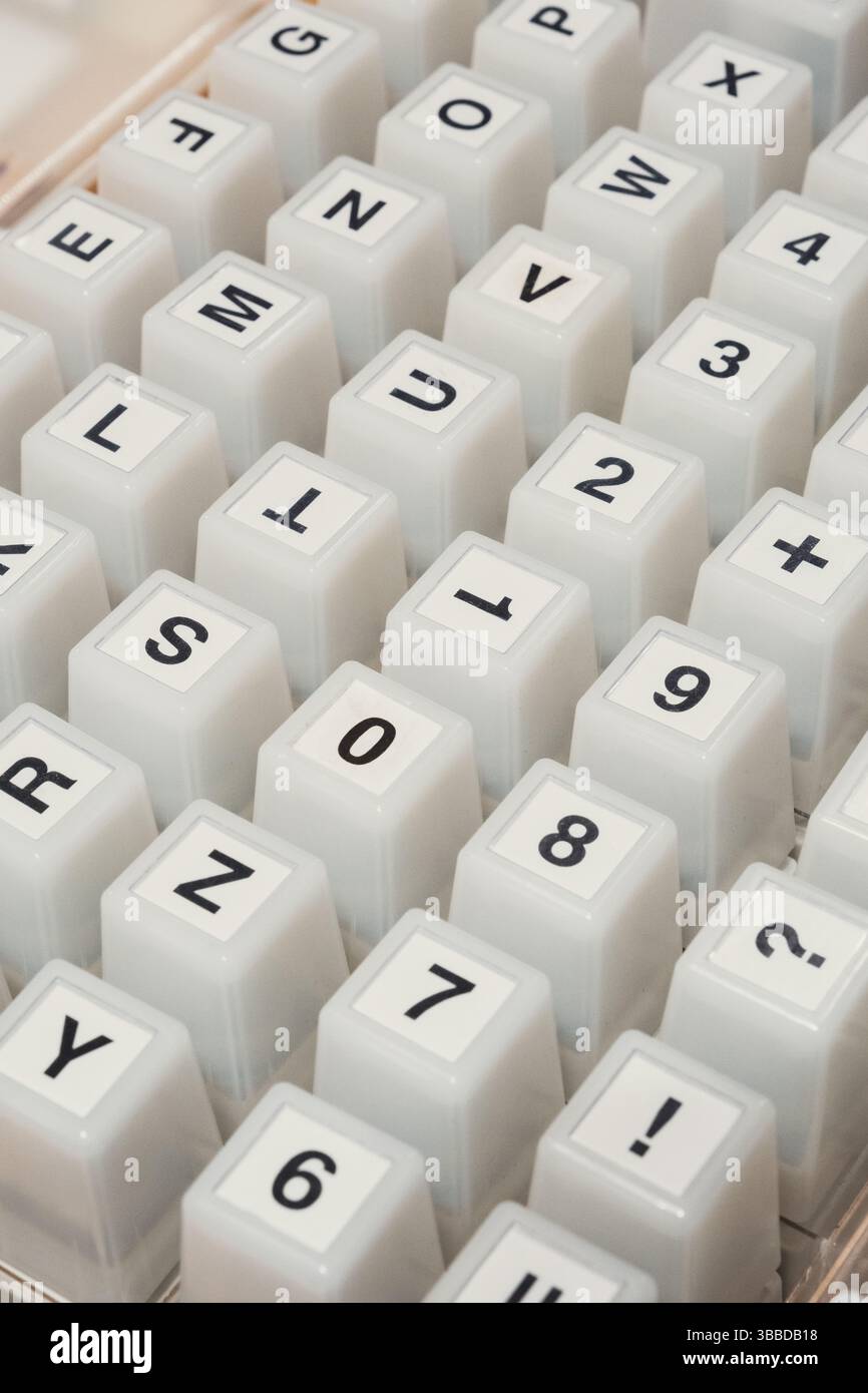 Primo piano di tasti bianchi con lettere, numeri e simboli Foto Stock