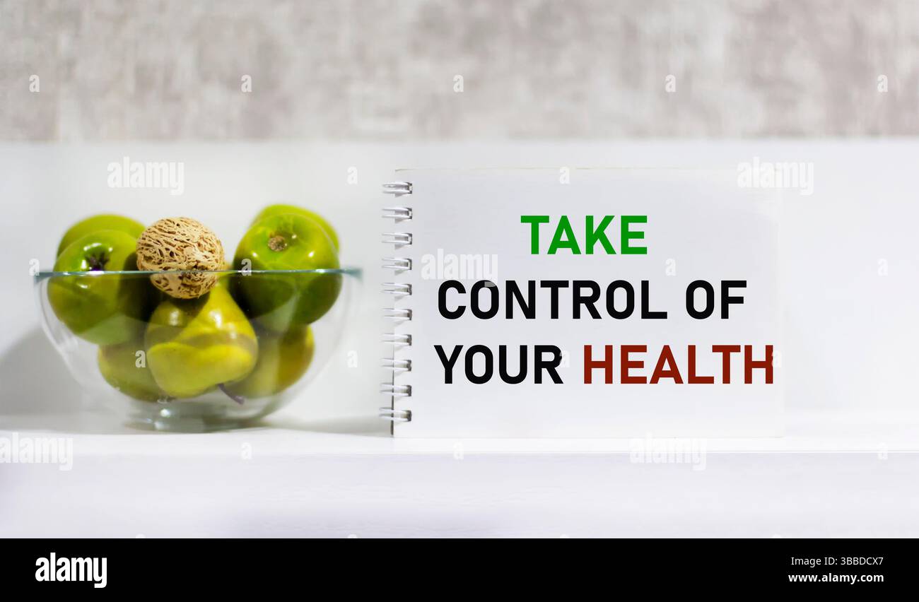 Assumi il controllo del tuo testo sanitario con un blocco note e un vaso di mele su uno sfondo bellissimo Foto Stock