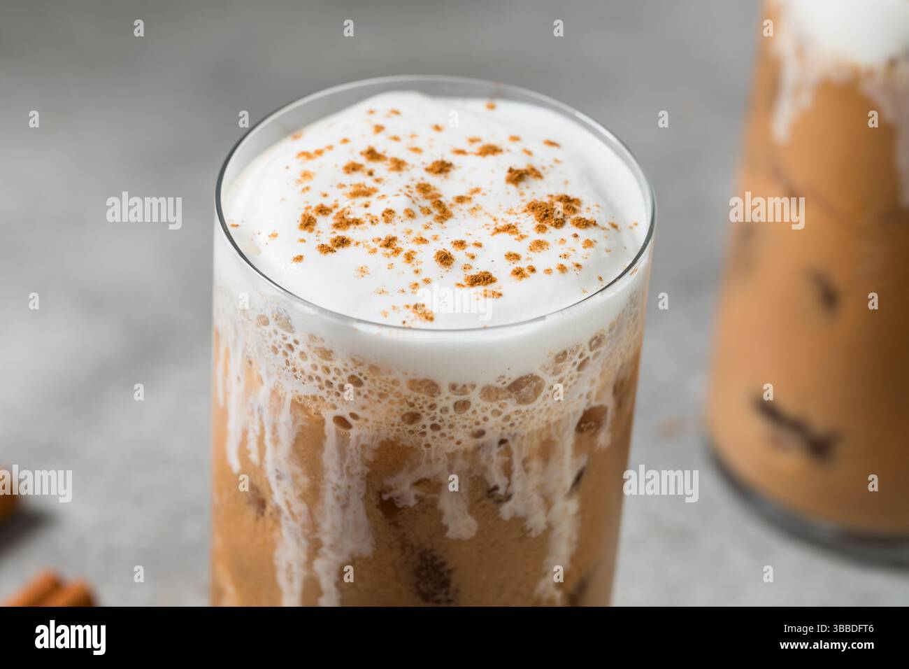 Tè freddo freddo freddo Chai latte con panna e cannella Foto Stock