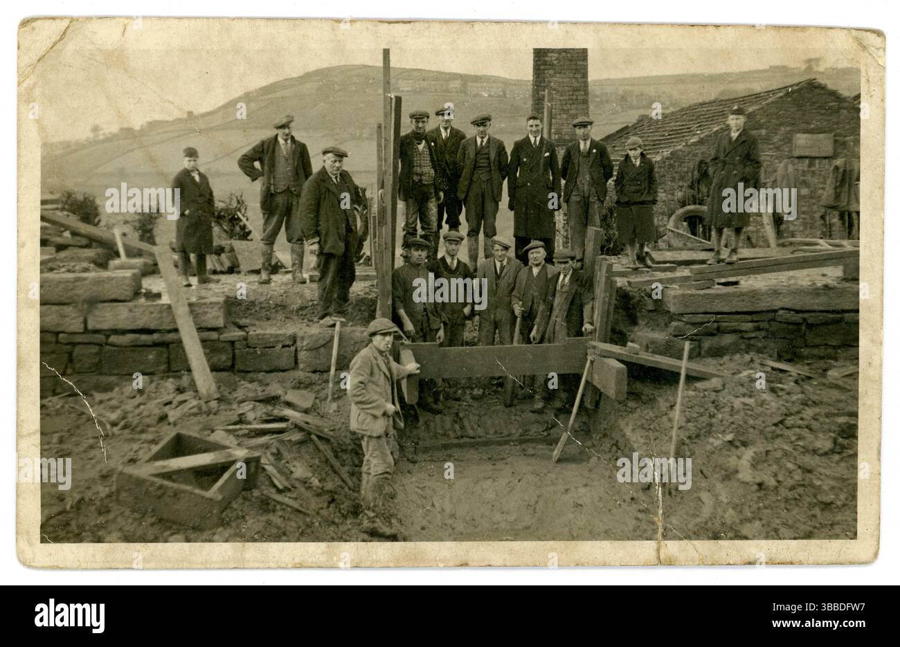 Cartolina originale dei primi anni '1920 di un gruppo di navvivi, operai, operai, operai, operai della classe operaia, costruzione / realizzazione di opere di terra, paesaggio industriale, Regno Unito Foto Stock Cartolina originale dei primi anni '1920 di un gruppo di navvivi, operai, operai, operai, operai della classe operaia, costruzione / realizzazione di opere di terra, paesaggio industriale, Regno Unito Foto Stock