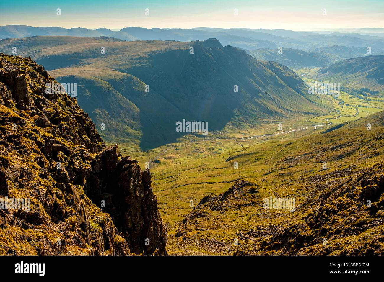 Mickleden, Langdale Pikes e Langdale Valley nel Lake District National Park, Cumbria, Regno Unito Foto Stock