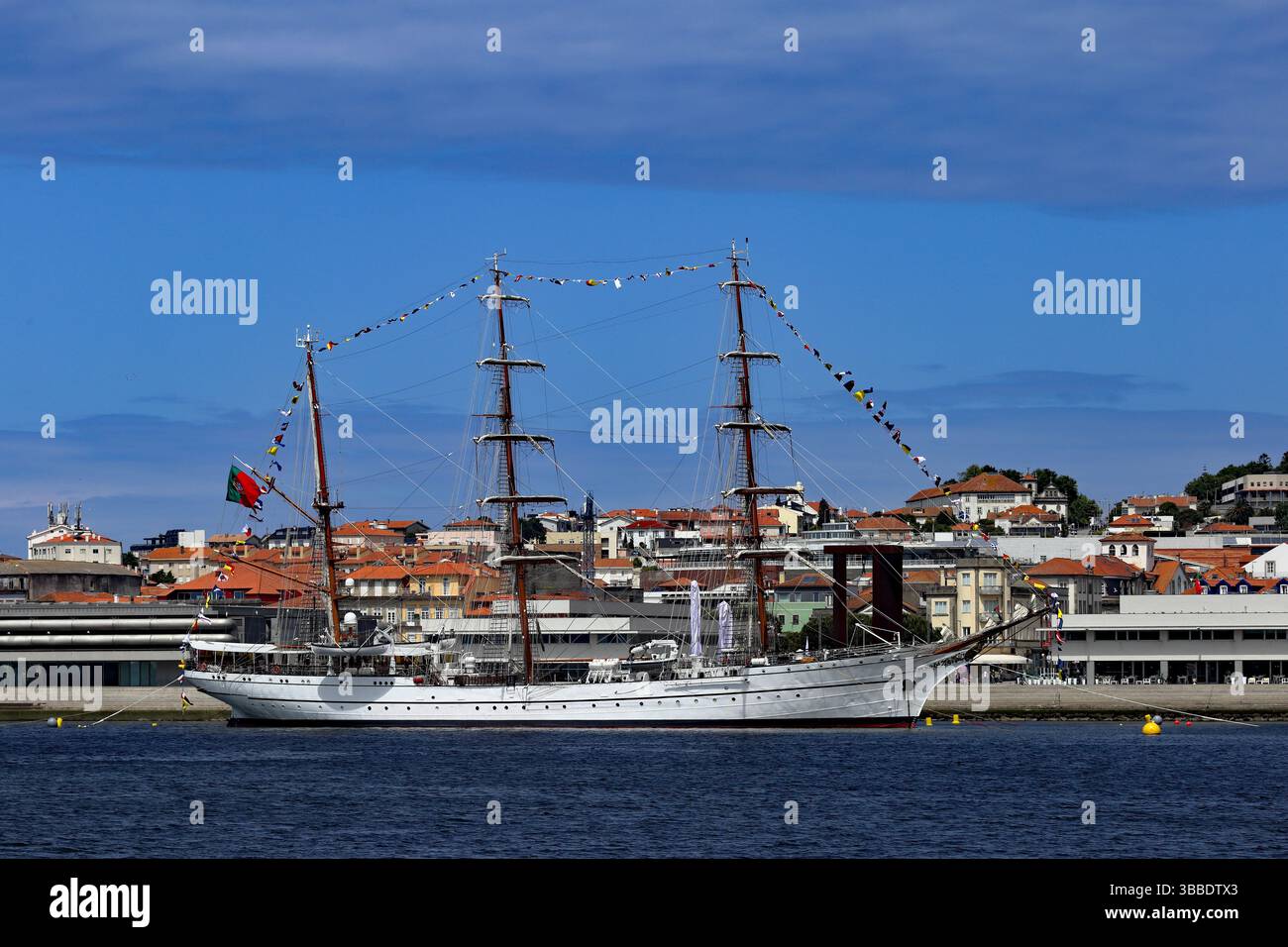 Viana do Castelo, Portogallo - 14 maggio 2025: L'alto vascello della Marina portoghese Sagres è maestosamente ormeggiato lungo il lungomare di Viana do Castelo Foto Stock