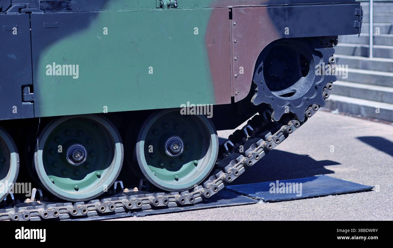 Caterpillar di un serbatoio moderno. Carro con cingoli e scivoli militari. Foto Stock