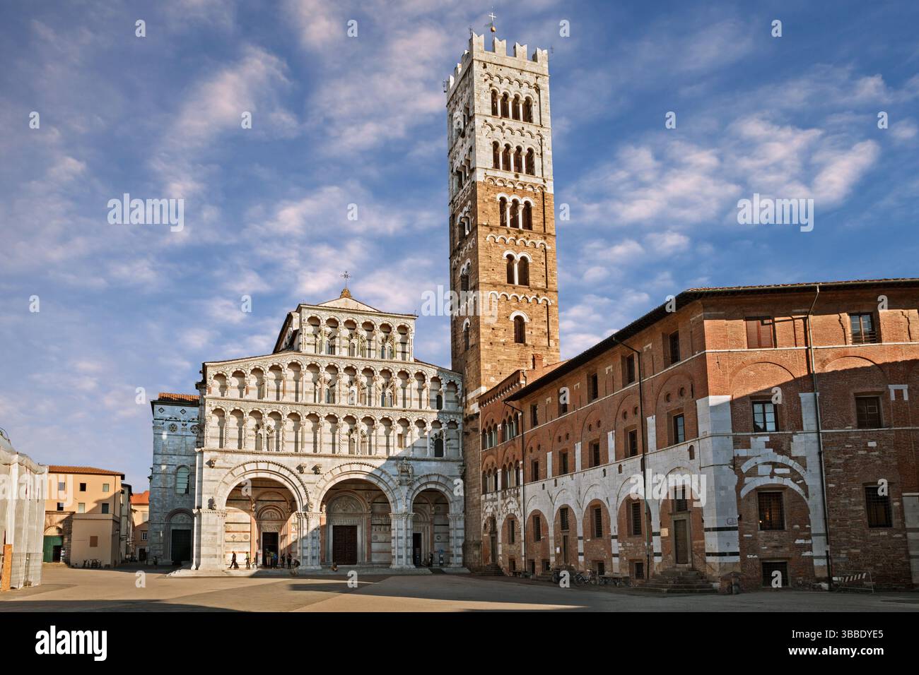 Lucca, Toscana, Italia: La cattedrale cattolica medievale dedicata a San Martino di Tours nel centro storico dell'antica città toscana Foto Stock