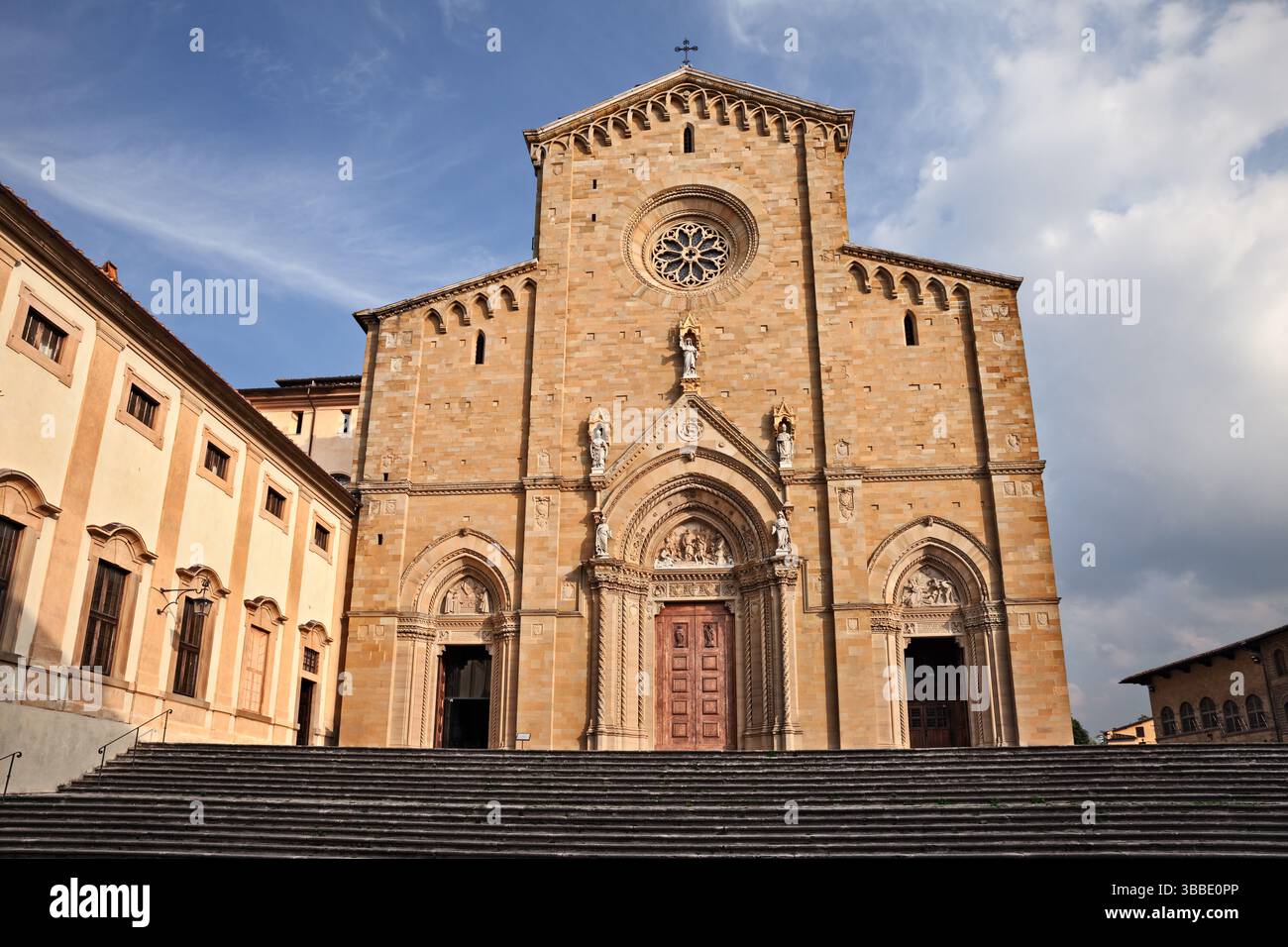Arezzo, Toscana, Italia: Facciata dell'antica cattedrale cattolica nel centro storico della città d'arte toscana Foto Stock
