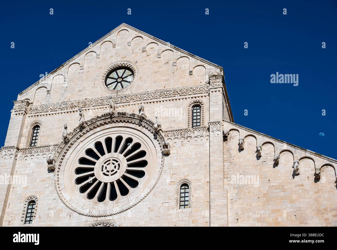 Bari Cattedrale di San Sabino nella città Vecchia nel pomeriggio di una splendida giornata primaverile Foto Stock