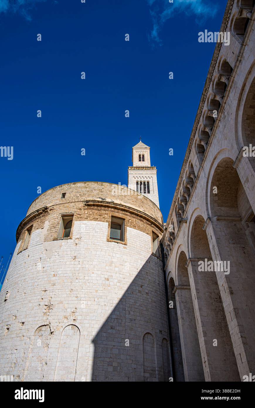 Veduta del lato della Cattedrale di Bari con la Trulla e il Campanile in evidenza Foto Stock