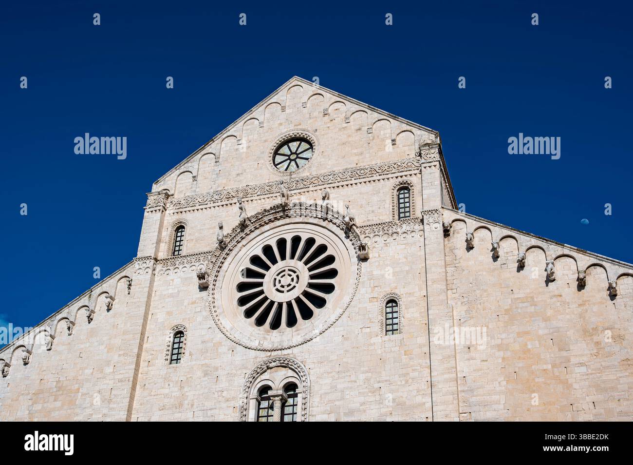 Bari Cattedrale di San Sabino nella città Vecchia nel pomeriggio di una splendida giornata primaverile Foto Stock