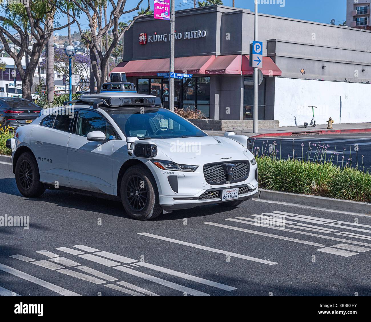 Los Angeles, CA, Stati Uniti: 15 maggio 2025: Waymo, un'auto a guida autonoma, guida lungo Santa Monica Boulevard a Los Angeles, CALIFORNIA. Foto Stock