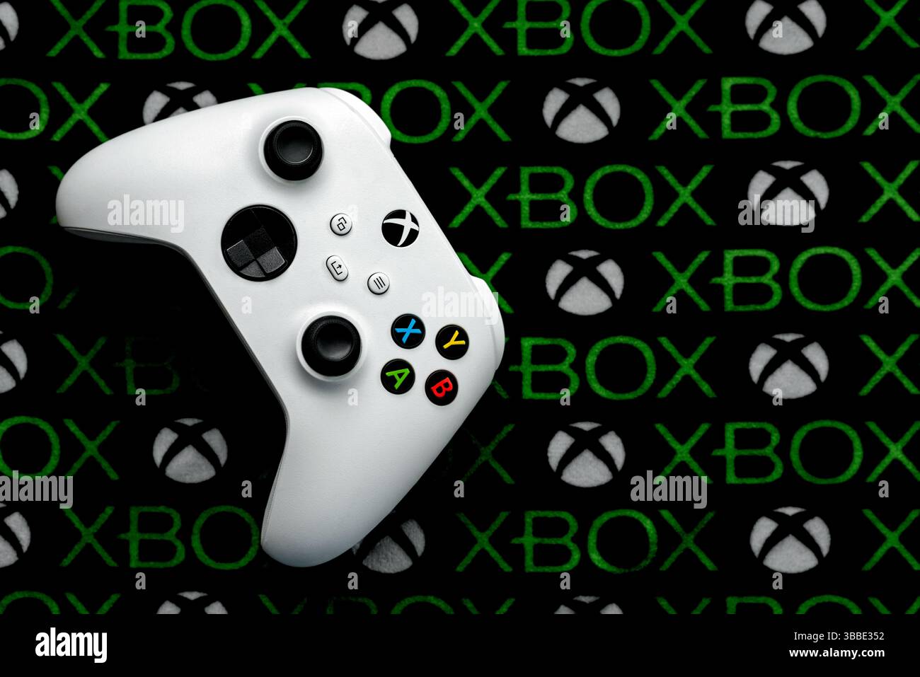 Vista dall'alto del controller wireless di gioco Xbox bianco sopra il logo Xbox Foto Stock