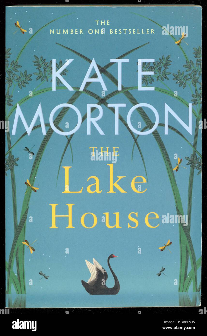 Libro cartaceo originale usato The Lake House dell'autrice australiana Kate Morton, ambientato in Cornovaglia, Inghilterra, Regno Unito Foto Stock