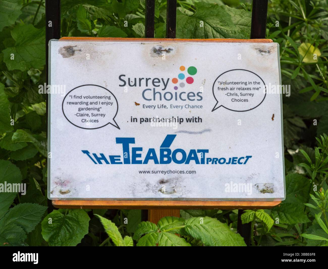 Firma per promuovere il progetto Teaboat sul Tamigi Path a Staines, Regno Unito. Foto Stock