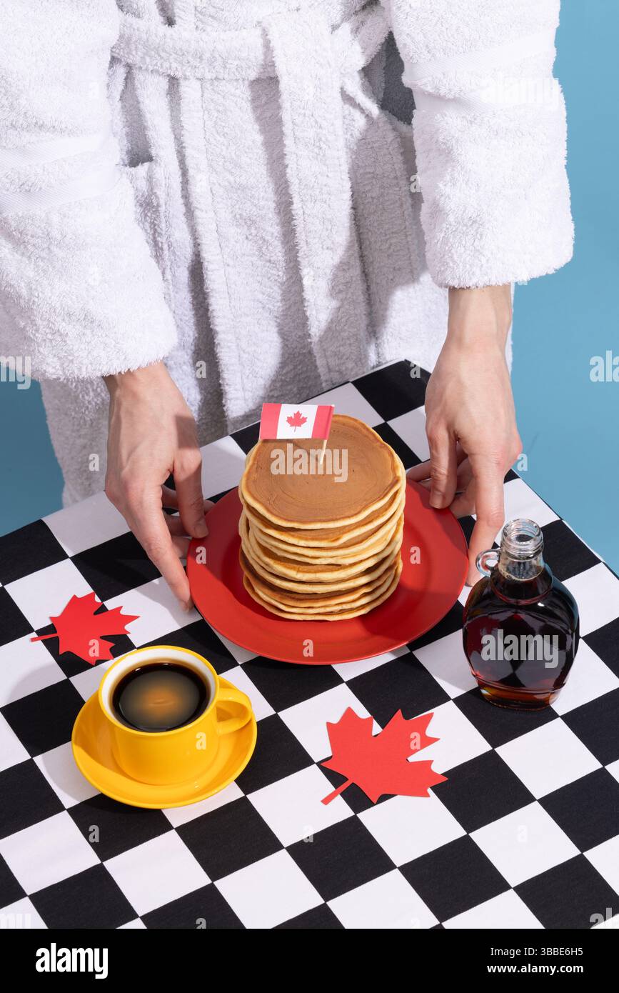 Concetto di cibo tradizionale per il Canada Day. Una ragazza in un caffè di classe mangia in Canada. Colazione e pranzo. Foto di alta qualità Foto Stock