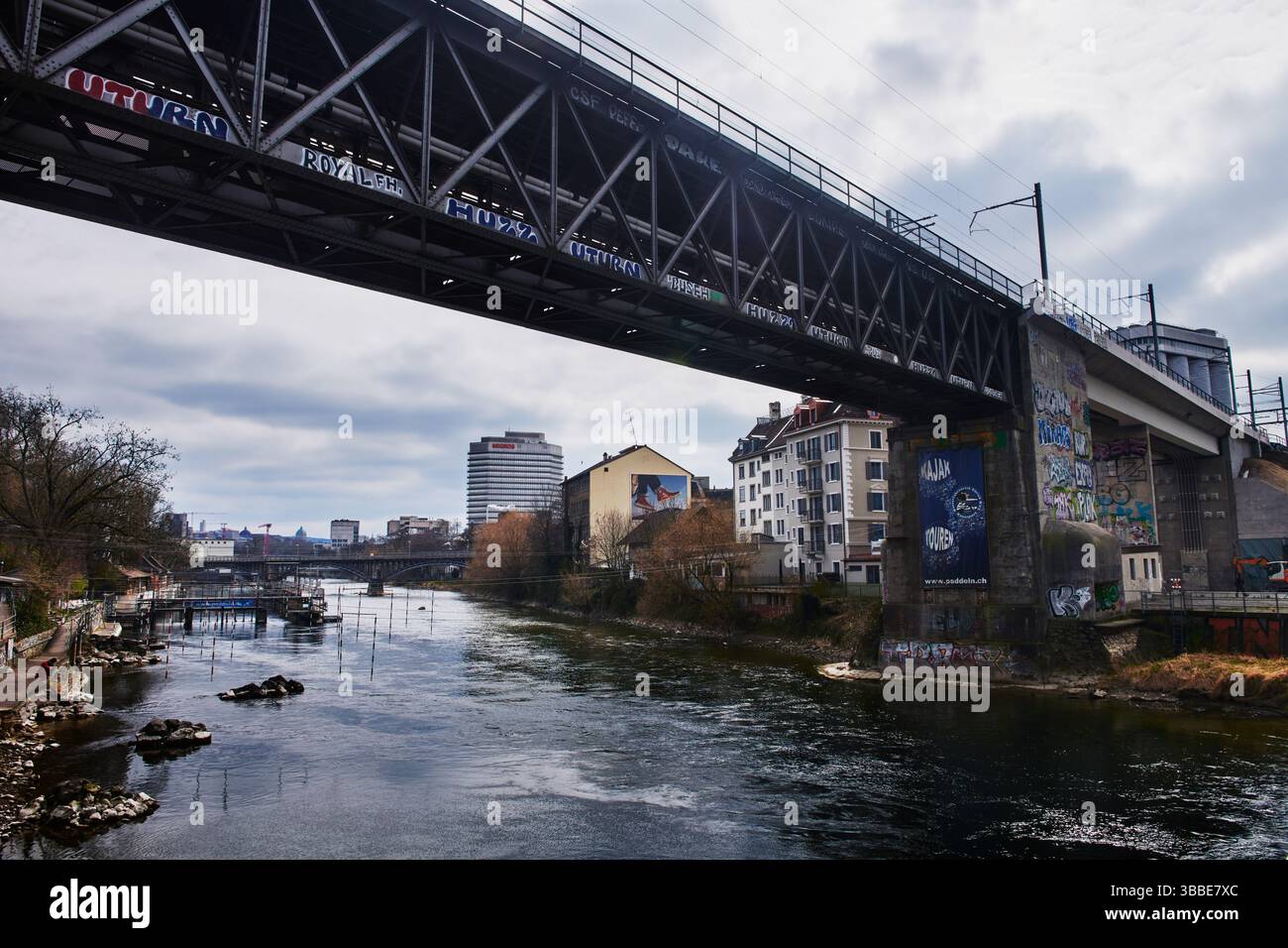 Treno fuori terra a Zurigo, Svizzera, Europa Foto Stock