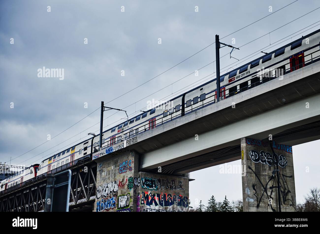 Treno fuori terra a Zurigo, Svizzera, Europa Foto Stock