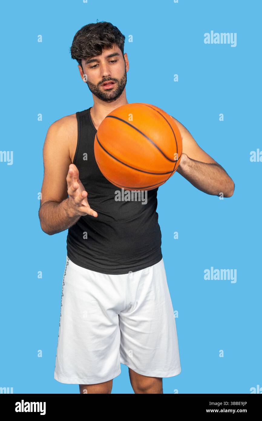 Atletico che da una parte fa girare abilmente un pallacanestro Foto Stock