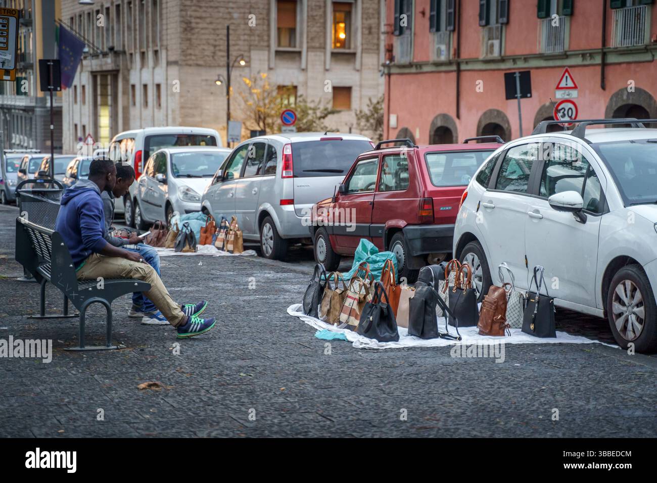 NAPOLI, ITALIA - 5 novembre 2018 - mercato di borse false contraffatte a Napoli. Vendita di merci contraffatte a prezzi al dettaglio nettamente inferiori ai normali prezzi al dettaglio Foto Stock