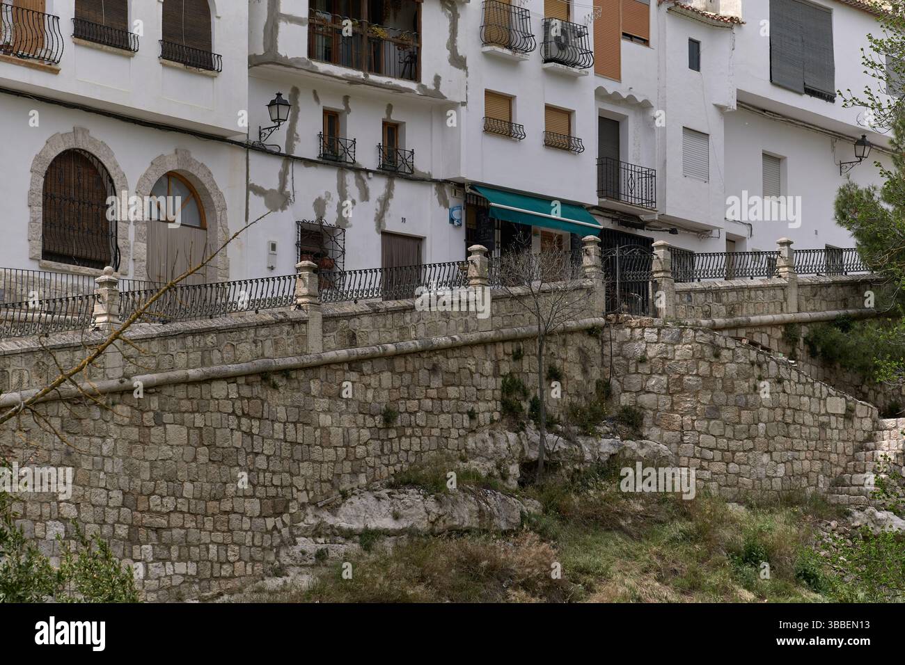 Vista delle case tipiche nell'entroterra rurale Foto Stock