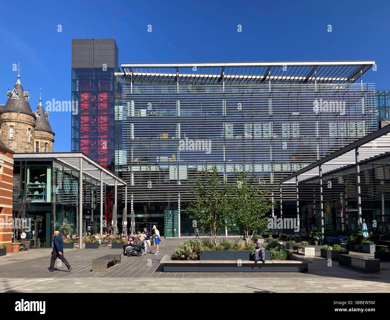 Soderberg Cafe con tavoli all'aperto presso il Lister Square Quartermile Development, Edimburgo, Scozia - Immagine stock catturata con smartphone