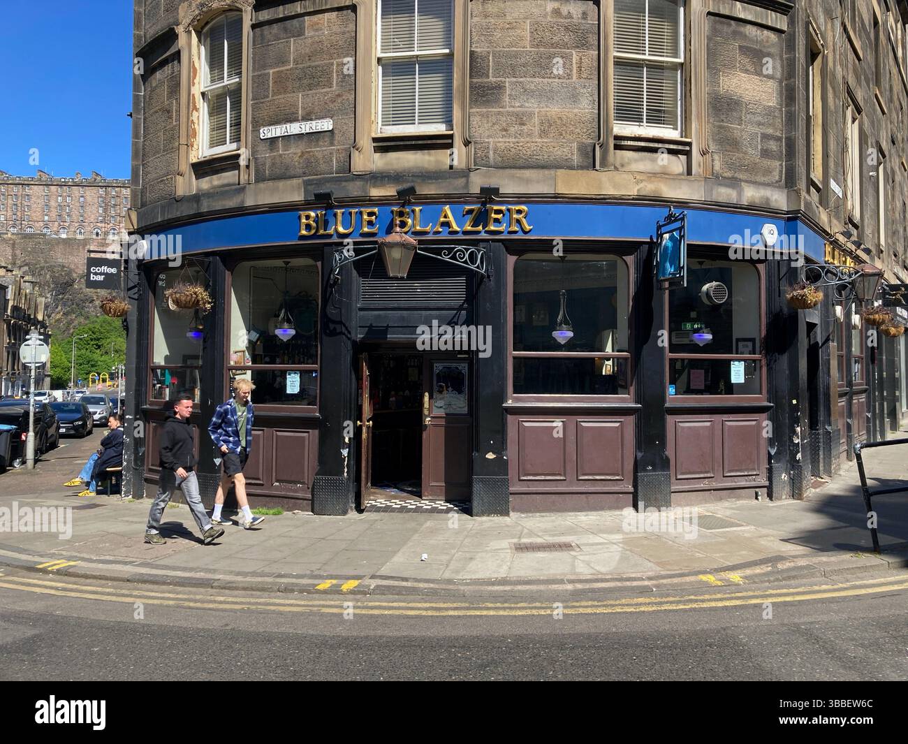 Pub Blue Blazer, Spittal Street, Edimburgo, Scozia - Immagine stock catturata con smartphone