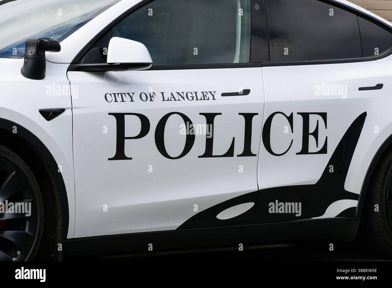 Langley, Washington, USA - 16 aprile 2025; Closeup City of Langley Washington auto elettrica in bianco e nero della polizia Tesla Foto Stock