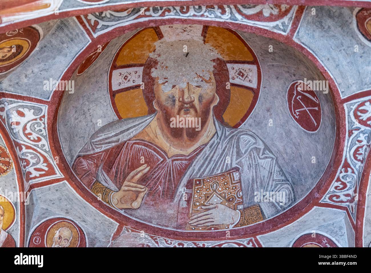 Un affresco di Cristo Pantocratore nella Chiesa Elmali, Goreme, mostra il volto di Cristo in un medaglione, circondato da intricati motivi bizantini. Foto Stock